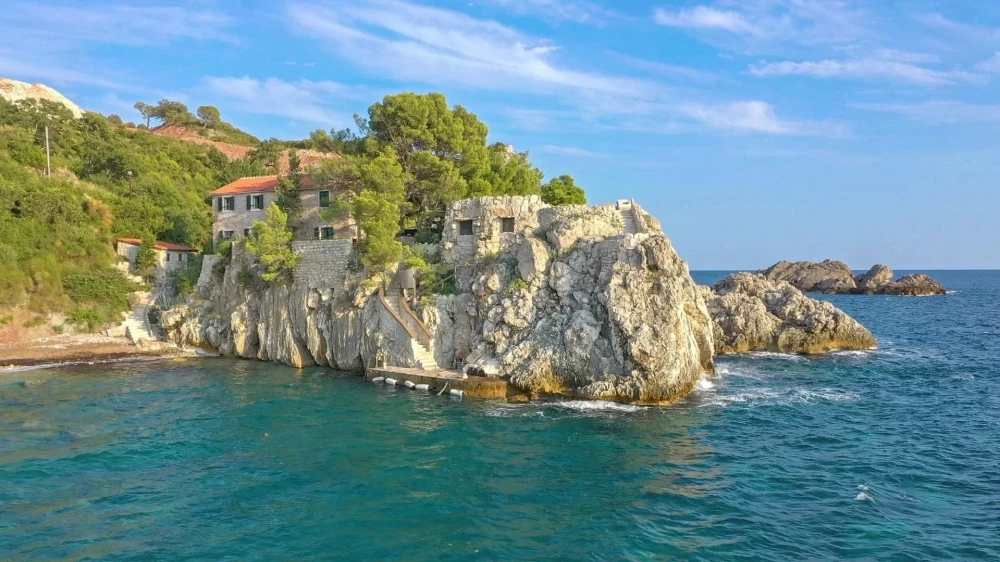 A Beautiful Villa by the Sea in Montenegro with Elegant Design and Coastal Charm