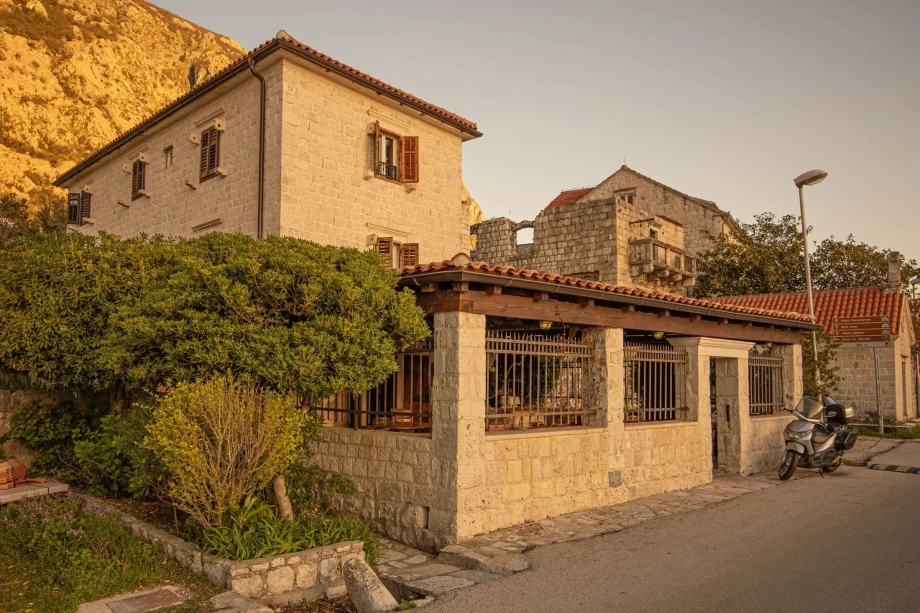 Historische Strandvilla in Kotor mit drei Schlafzimmern