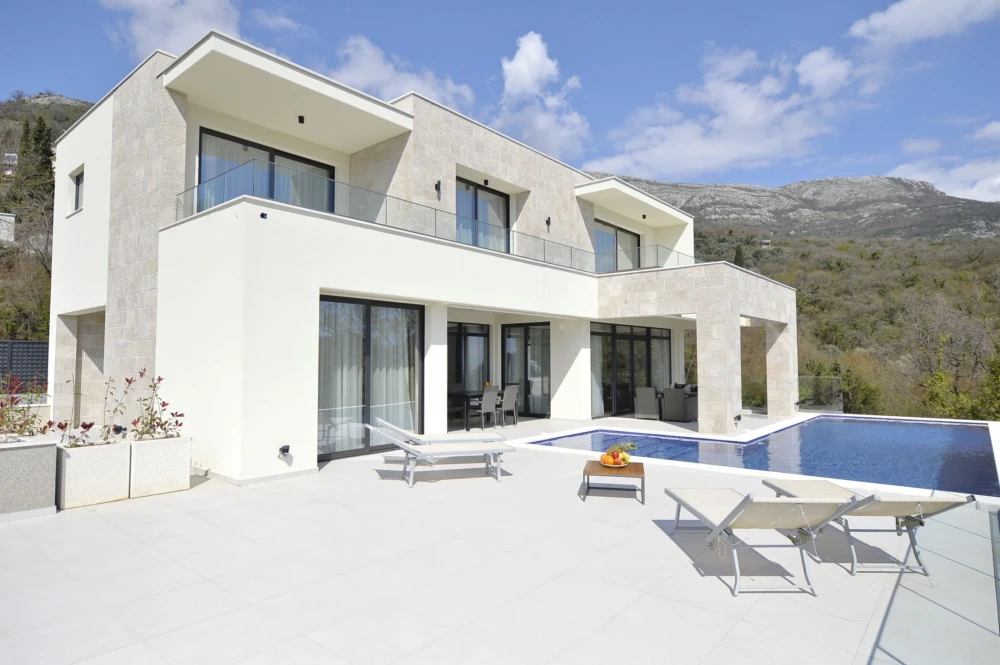 Beautiful Villa with Pool at Starfish Retreat, Budva