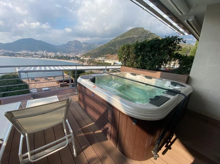 Modern Apartment with Private Jacuzzi – Seasky Villa
